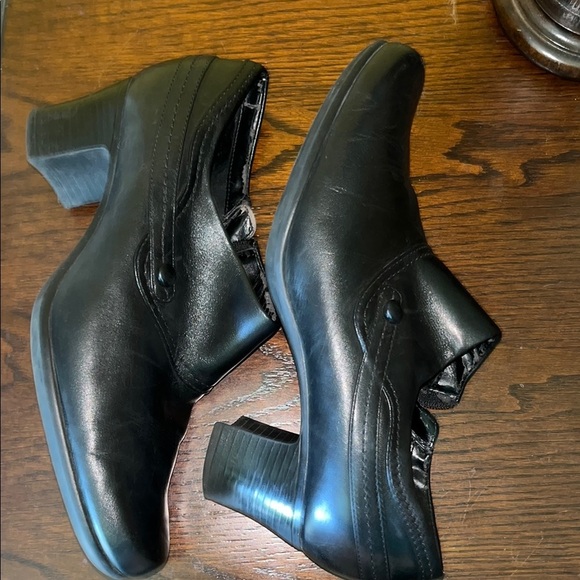 Clarks Black Leather Loafers - Picture 6 of 11